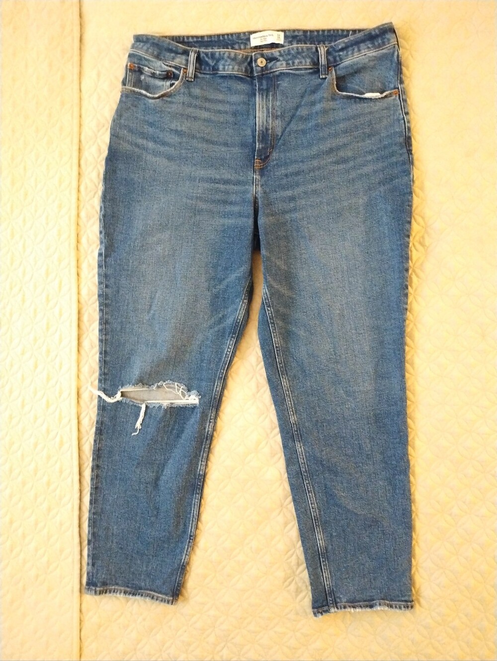 Abercrombie & Fitch Curve Love The Mom High Rise Jeans 34/18L Distressed Mom Fit